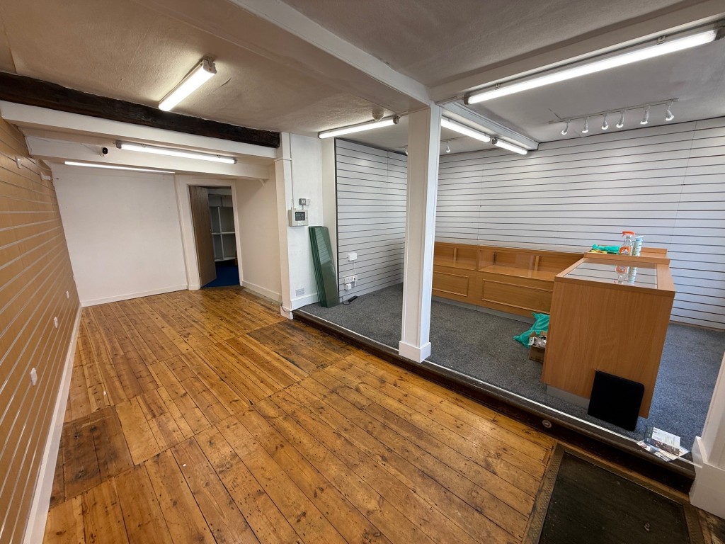 Lot: 37 - COMMERCIAL PROPERTY WITH SELF-CONTAINED SPLIT LEVEL FLAT ABOVE - Main shop or sales area from the entrance door
